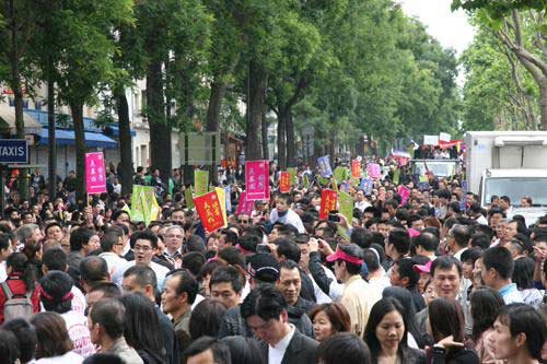 游行队伍浩浩荡荡。人民网驻法国记者 顾玉清摄